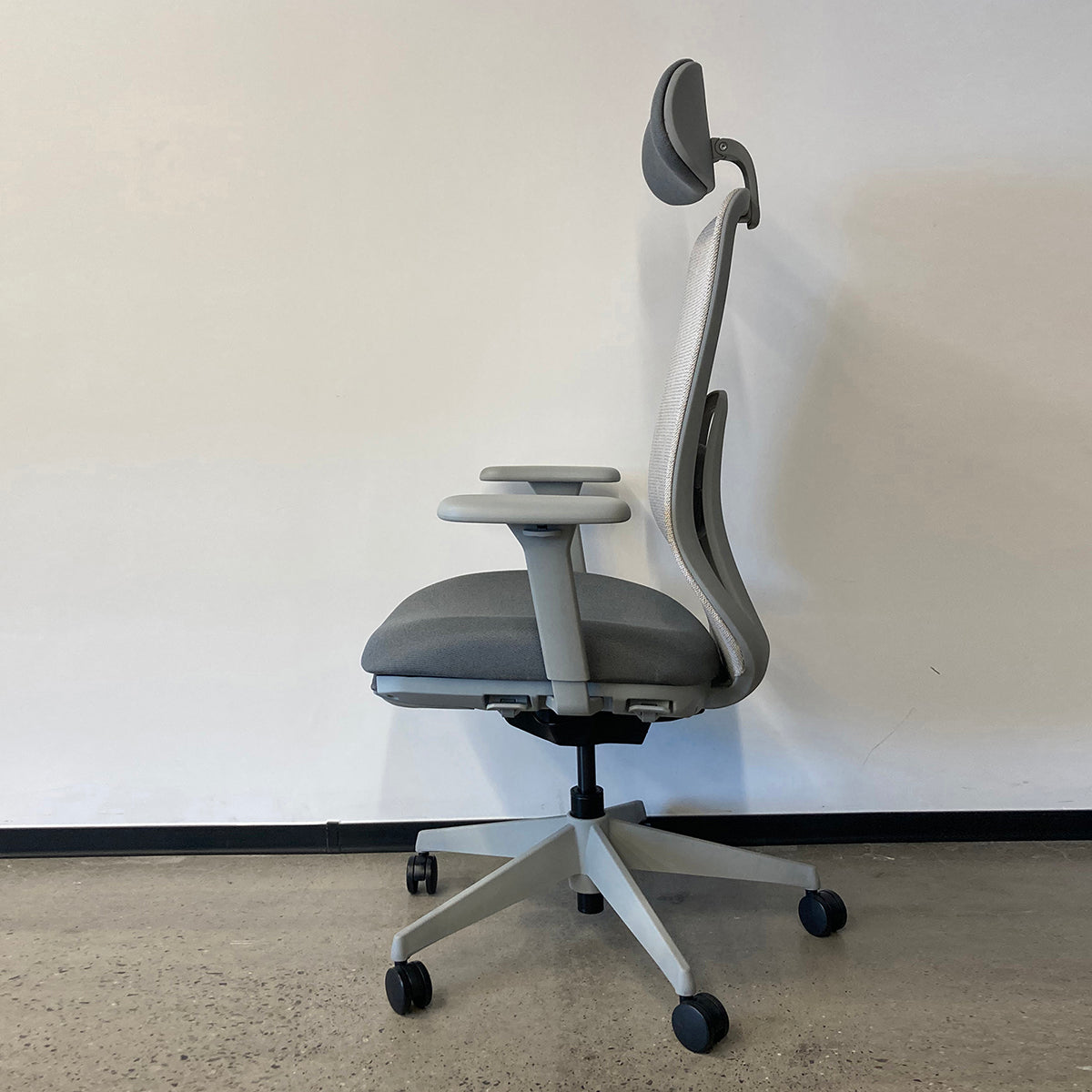 【傢俱】帶腳托辦公椅 卡洛07 灰色