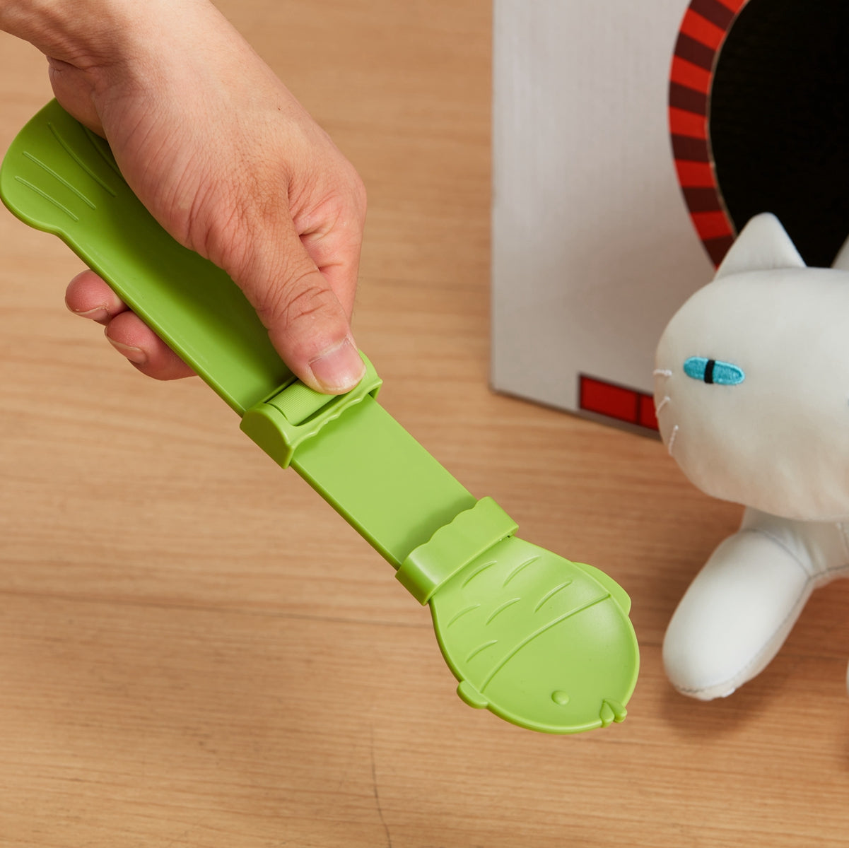 【家居】滾輪式貓條餵食器 綠色