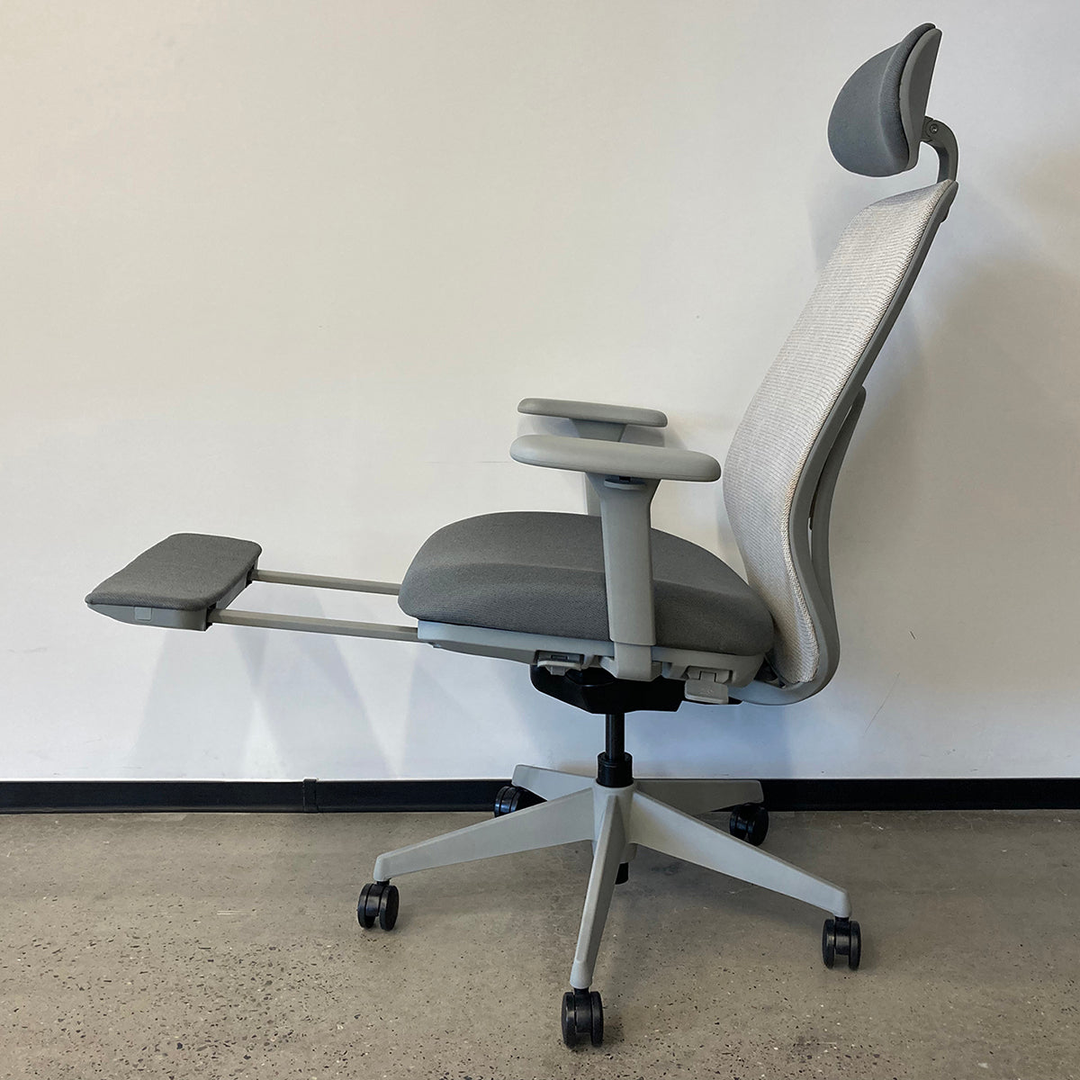 【傢俱】帶腳托辦公椅 卡洛07 灰色