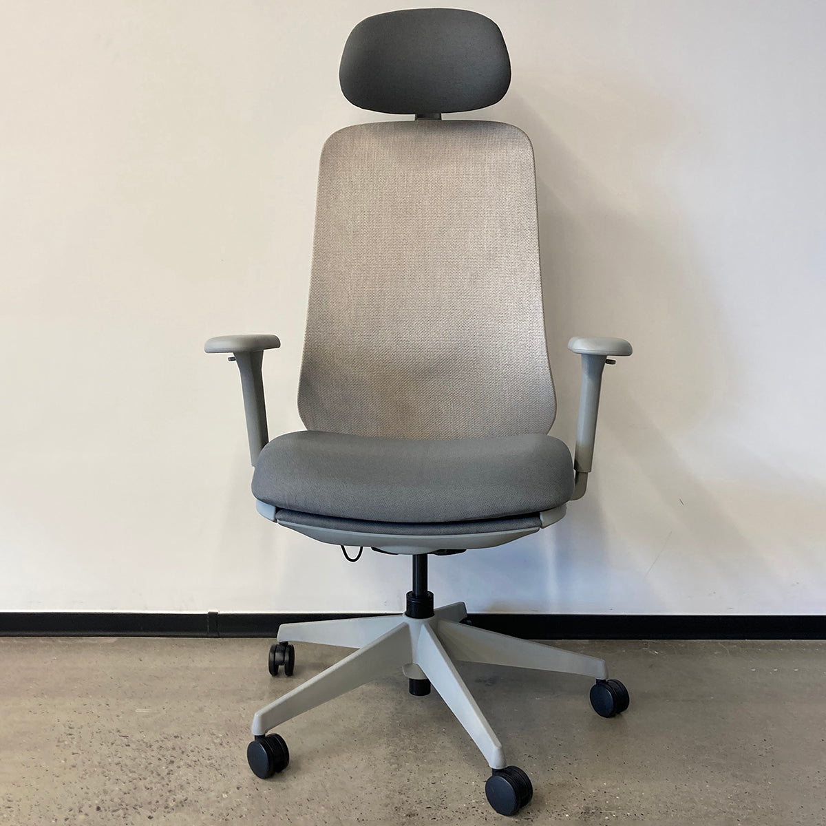 【傢俱】帶腳托辦公椅 卡洛07 灰色