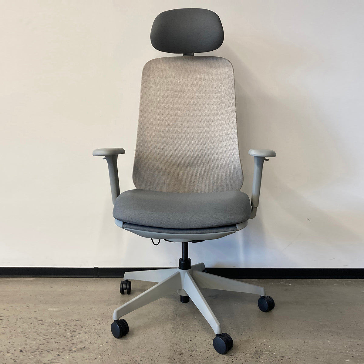 【傢俱】帶腳托辦公椅 卡洛07 灰色